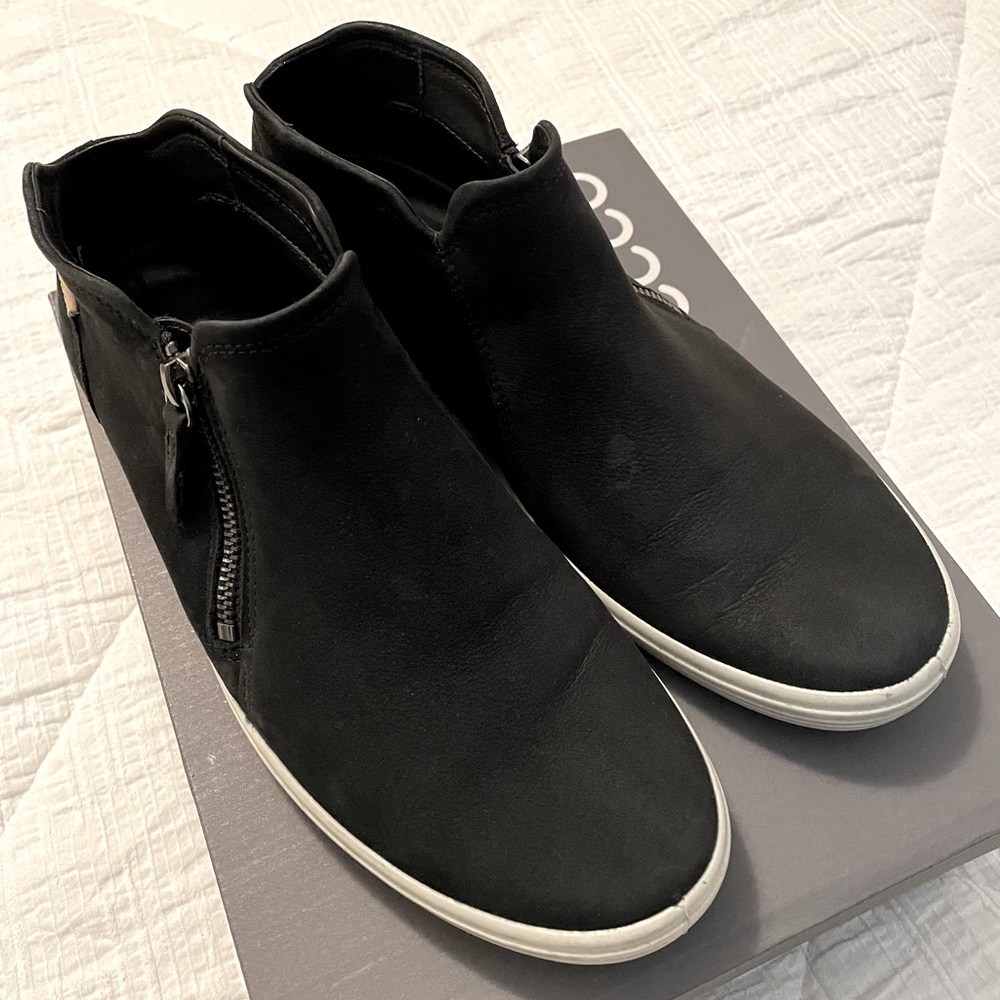 Ecco Soft 7 Mid Top Suede Sneaker